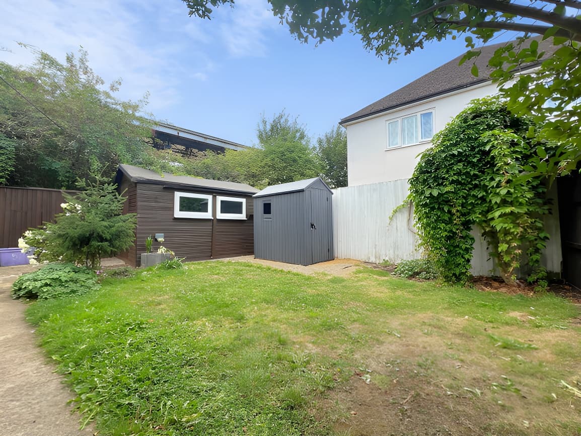 Rothesay Avenue, SW20 - Image 9